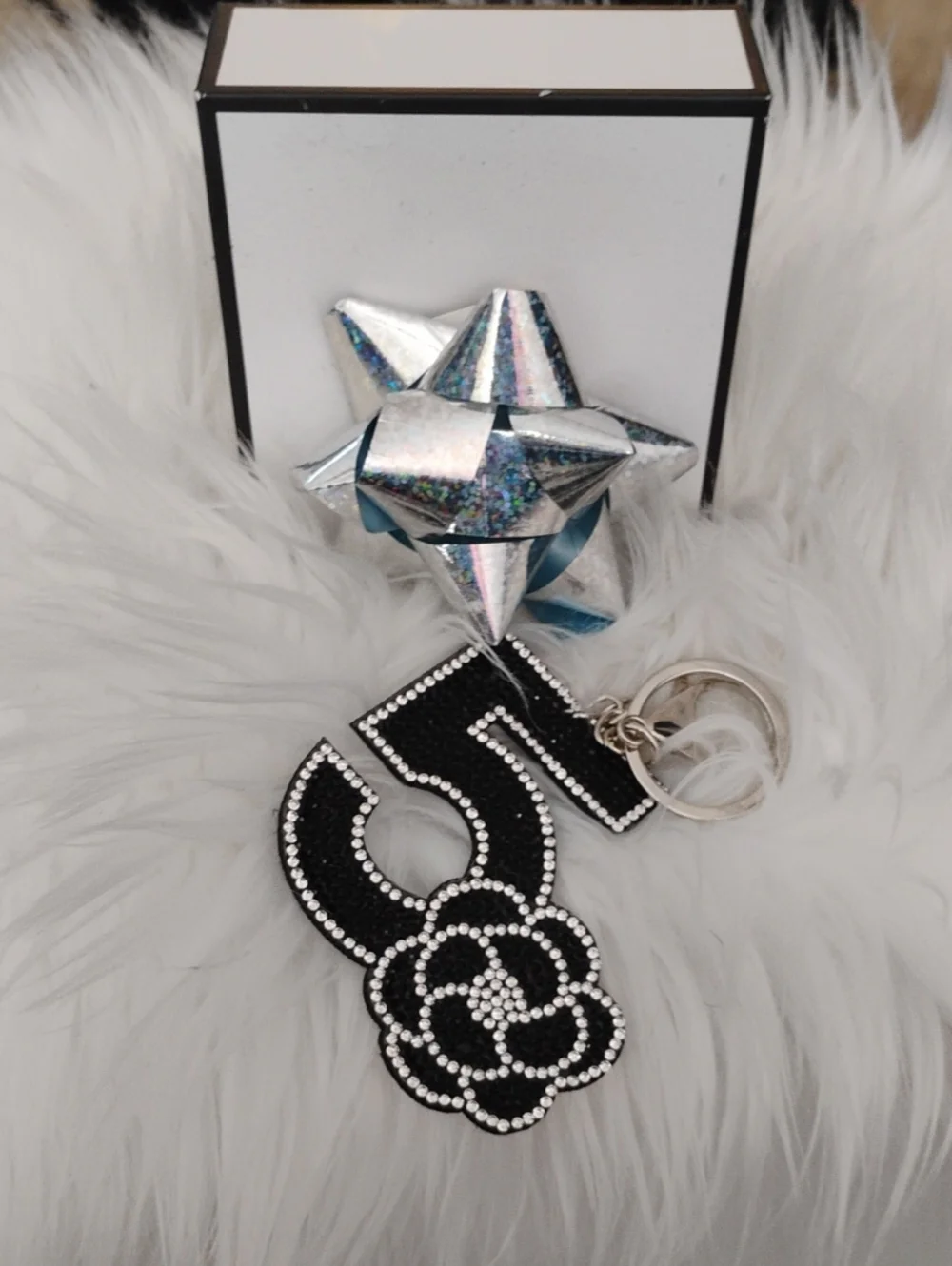 New Black 5 Crystal-Embellished Floral Keychain🍓🩷😍5🌸